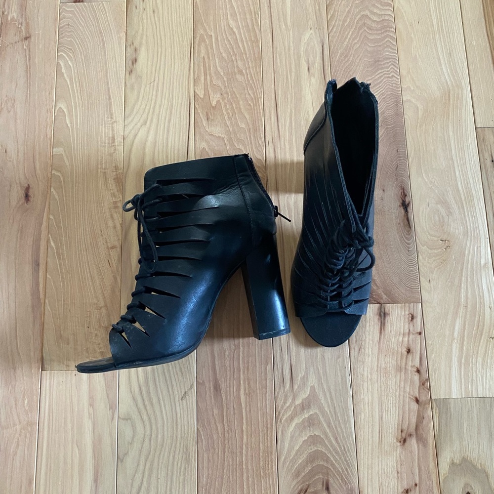 Open-toe booties/sandals